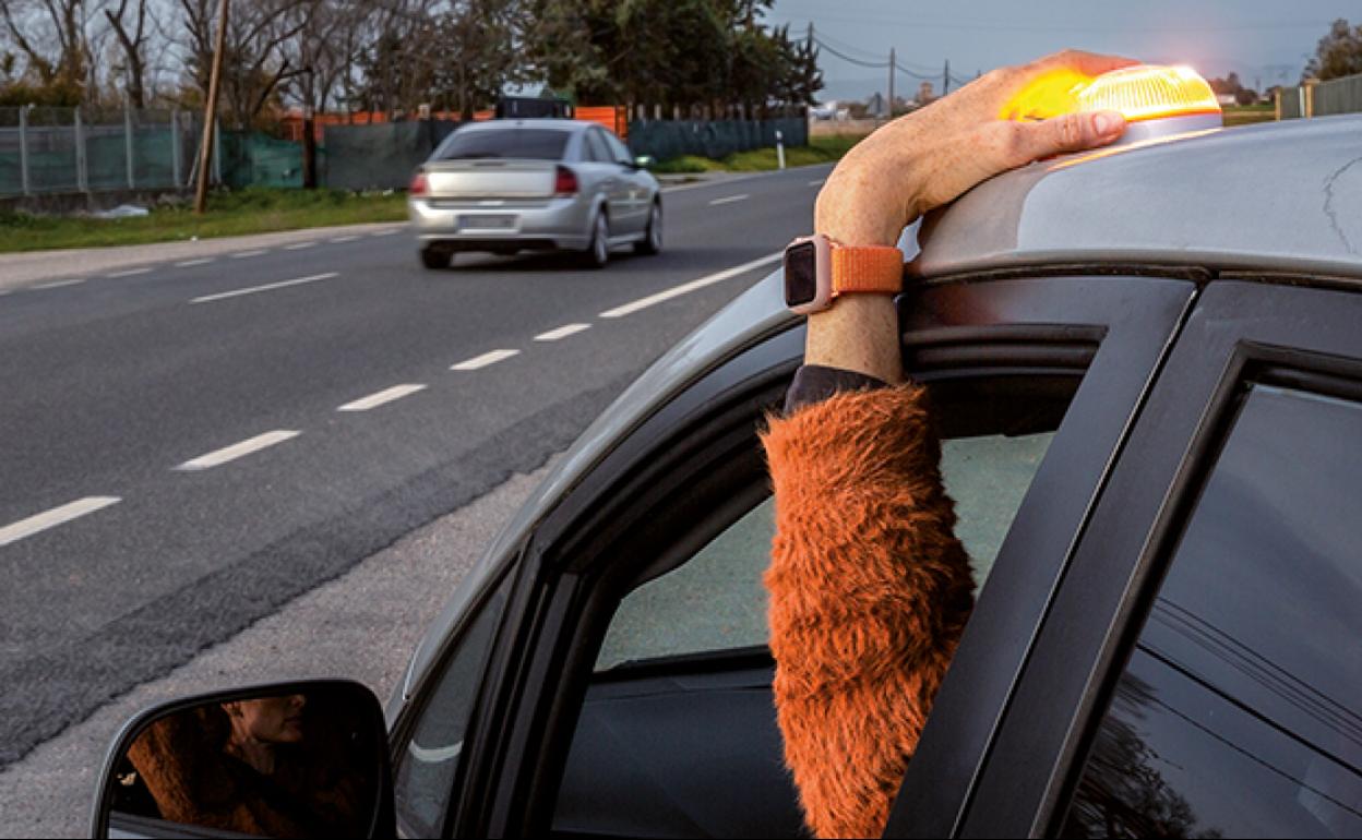 Asi tienen que ser las luces V16 de senalizacion de accidentes para que no caduquen en 2026 El Norte de Castilla